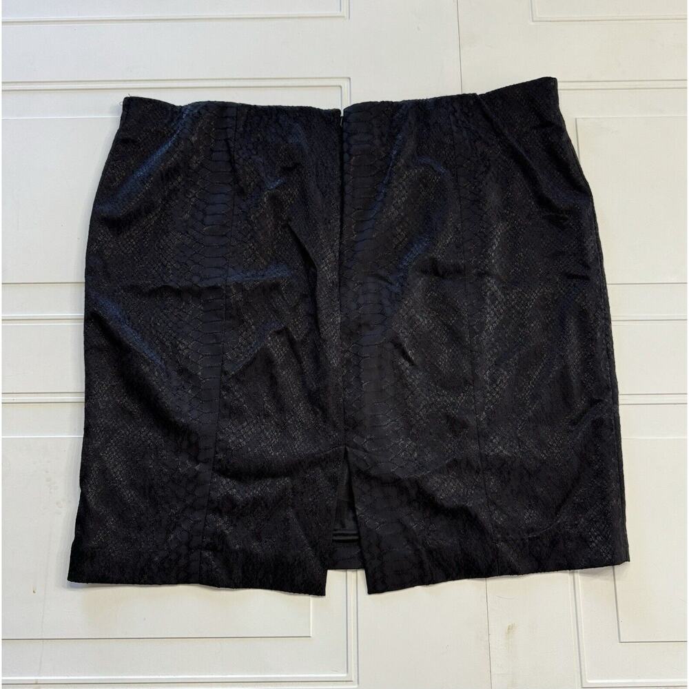 Lane Bryant Size 22 Snake Skin Pattern Black Mini Skirt with Back Slit - Picture 4 of 6